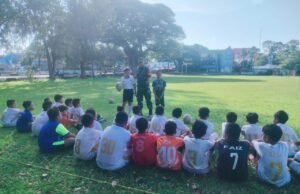 Langkah Awal Menuju Prestasi, Babinsa Kuta Ateuh Dampingi Anak-anak Usia Dini Latihan Sepak Bola