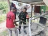 Kerja Nyata di Lapangan, Babinsa Paya Seunara Ikut Andil Bangun Rumah Warga