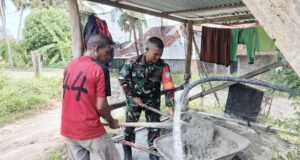 Kerja Nyata di Lapangan, Babinsa Paya Seunara Ikut Andil Bangun Rumah Warga