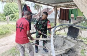 Kerja Nyata di Lapangan, Babinsa Paya Seunara Ikut Andil Bangun Rumah Warga
