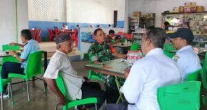 Ngopi Bareng Warga, Babinsa Kuta Barat Perkuat Silaturahmi dan Jaring Informasi Wilayah