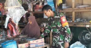 Waspadai Lonjakan Harga, Babinsa Beurawang Intensif Pantau Harga Sembako