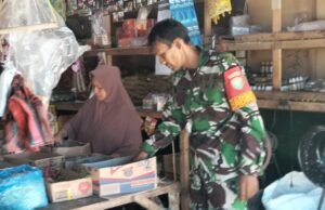 Waspadai Lonjakan Harga, Babinsa Beurawang Intensif Pantau Harga Sembako