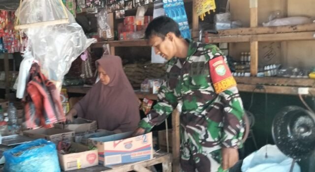 Waspadai Lonjakan Harga, Babinsa Beurawang Intensif Pantau Harga Sembako