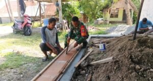 Kebersamaan TNI dan Rakyat, Babinsa Kuta Barat Ikut Aktif dalam Membantu Pekerjaan Warga