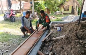 Kebersamaan TNI dan Rakyat, Babinsa Kuta Barat Ikut Aktif dalam Membantu Pekerjaan Warga