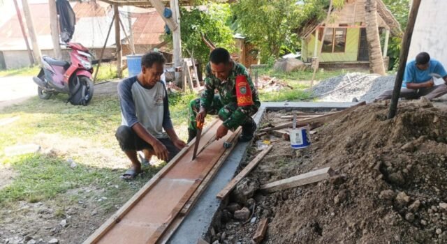 Kebersamaan TNI dan Rakyat, Babinsa Kuta Barat Ikut Aktif dalam Membantu Pekerjaan Warga