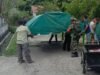 Babinsa Balohan Gotong Royong Dirikan Tenda Hajatan, Pererat Kebersamaan Dengan Warga