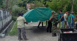 Babinsa Balohan Gotong Royong Dirikan Tenda Hajatan, Pererat Kebersamaan Dengan Warga