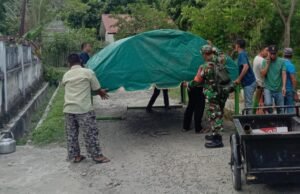 Babinsa Balohan Gotong Royong Dirikan Tenda Hajatan, Pererat Kebersamaan Dengan Warga