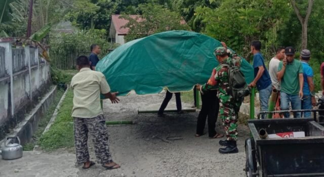 Babinsa Balohan Gotong Royong Dirikan Tenda Hajatan, Pererat Kebersamaan Dengan Warga