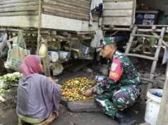 Inspiratif, Babinsa Krueng Raya Luangkan Waktu Bantu Petani Kupas Pinang di Tengah Kesibukan