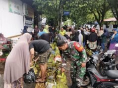 Suasana Tertib dan Aman, Babinsa Kuta Barat Kawal Distribusi LPG Subsidi Kepada Warga
