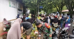 Suasana Tertib dan Aman, Babinsa Kuta Barat Kawal Distribusi LPG Subsidi Kepada Warga