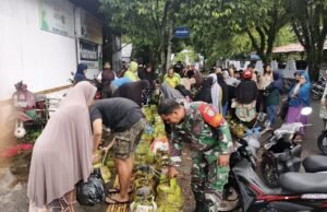 Suasana Tertib dan Aman, Babinsa Kuta Barat Kawal Distribusi LPG Subsidi Kepada Warga