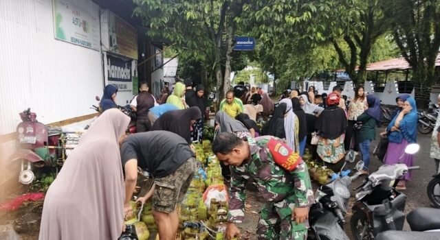 Suasana Tertib dan Aman, Babinsa Kuta Barat Kawal Distribusi LPG Subsidi Kepada Warga