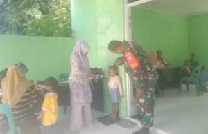 Dampingi Posyandu, Babinsa Ujong Kareung Dorong Balita Sehat dan Bebas Gizi Buruk