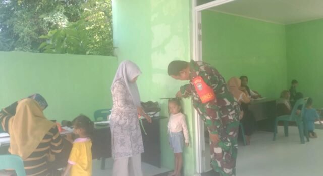 Dampingi Posyandu, Babinsa Ujong Kareung Dorong Balita Sehat dan Bebas Gizi Buruk