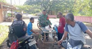 Babinsa Koramil 01/Sukajaya Pantau Harga Ikan di Cot Abeuk, Ajak Pedagang Jaga Kebersihan Demi Kenyamanan Bersama