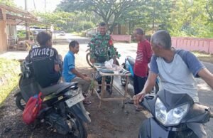 Babinsa Koramil 01/Sukajaya Pantau Harga Ikan di Cot Abeuk, Ajak Pedagang Jaga Kebersihan Demi Kenyamanan Bersama
