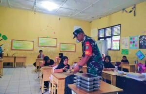 Babinsa Monitor Program Makan Bergizi di SDN 17 Sabang, Pastikan Berjalan Aman dan Sesuai Standar