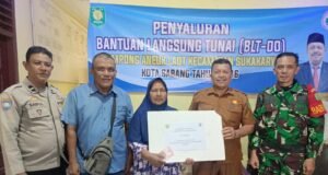 Babinsa Aneuk Laot Bersama Bhabinkamtibmas dan Aparatur Gampong Bersinergi Salurkan BLT untuk Warga Kurang Mampu