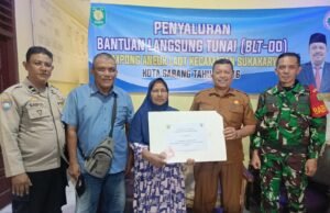 Babinsa Aneuk Laot Bersama Bhabinkamtibmas dan Aparatur Gampong Bersinergi Salurkan BLT untuk Warga Kurang Mampu