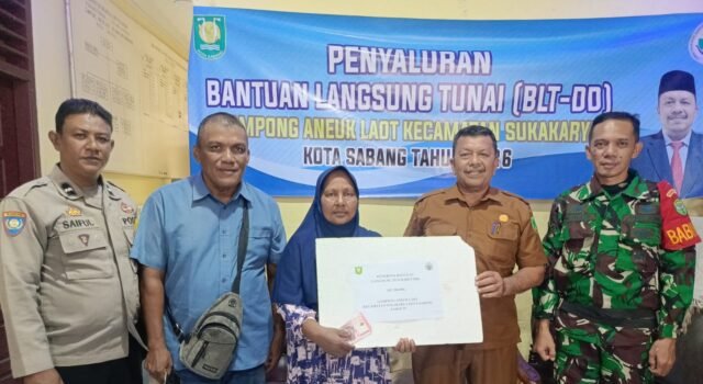 Babinsa Aneuk Laot Bersama Bhabinkamtibmas dan Aparatur Gampong Bersinergi Salurkan BLT untuk Warga Kurang Mampu