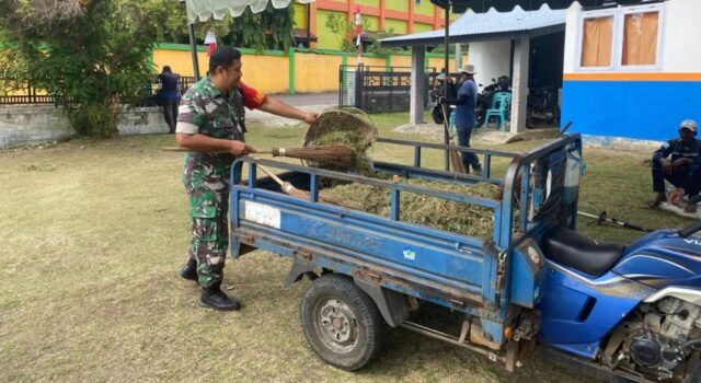 Bersatu dalam Aksi, Babinsa Ie Meulee dan Warga Gotong Royong Ciptakan Lingkungan Bersih