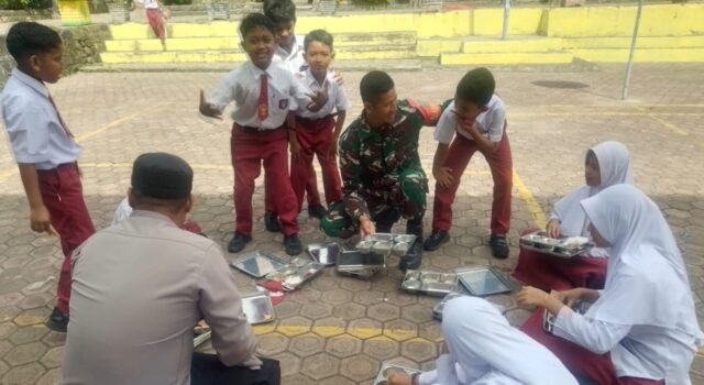 Babinsa Koramil 01/Sukajaya Sambangi Sekolah, Pastikan Program Gizi Berjalan Optimal