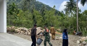 Babinsa Batee Shoek Bersama Aparatur Gampong Gotong Royong Bersihkan Lingkungan KDKMP