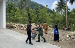 Babinsa Batee Shoek Bersama Aparatur Gampong Gotong Royong Bersihkan Lingkungan KDKMP
