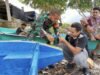 Dekat dengan Rakyat, Babinsa Sukajaya Bantu Perbaikan Boat Warga