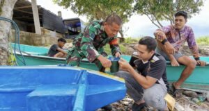 Dekat dengan Rakyat, Babinsa Sukajaya Bantu Perbaikan Boat Warga