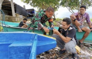 Dekat dengan Rakyat, Babinsa Sukajaya Bantu Perbaikan Boat Warga