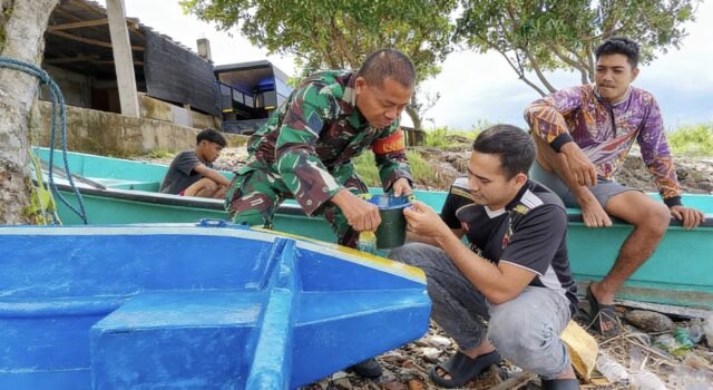 Dekat dengan Rakyat, Babinsa Sukajaya Bantu Perbaikan Boat Warga