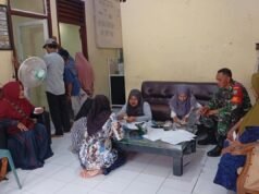 Babinsa Koramil 02/Sukakarya Bantu Pendataan Warga Kurang Mampu di Aneuk Laot