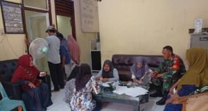 Babinsa Koramil 02/Sukakarya Bantu Pendataan Warga Kurang Mampu di Aneuk Laot