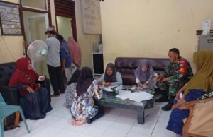 Babinsa Koramil 02/Sukakarya Bantu Pendataan Warga Kurang Mampu di Aneuk Laot
