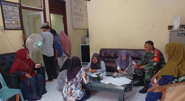 Babinsa Koramil 02/Sukakarya Bantu Pendataan Warga Kurang Mampu di Aneuk Laot
