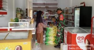 Babinsa Batee Shoek Cek Harga Sembako, Pastikan Stabil dan Sesuai Ketentuan