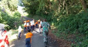 Penuh Semangat, Babinsa Koramil 01/Sukajaya Olahraga Bersama Siswa SDN 26 Keuneukai