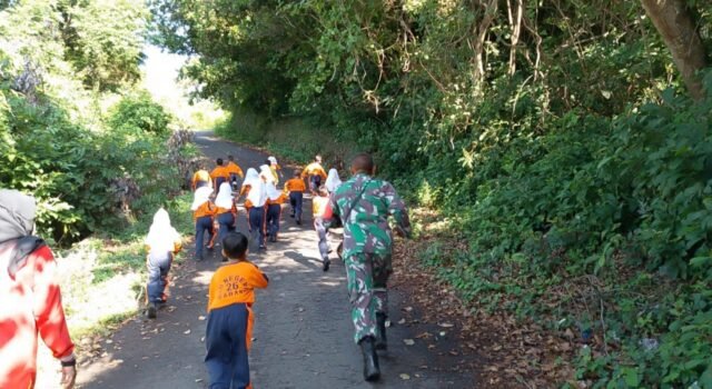 Penuh Semangat, Babinsa Koramil 01/Sukajaya Olahraga Bersama Siswa SDN 26 Keuneukai
