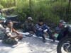 Babinsa Paya Sapa Warga Saat Istirahat dari Bekerja, Momen Santai untuk Ingatkan Bahaya Karhutla