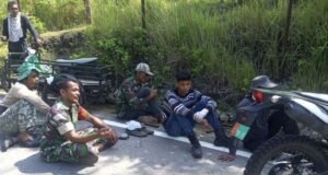 Babinsa Paya Sapa Warga Saat Istirahat dari Bekerja, Momen Santai untuk Ingatkan Bahaya Karhutla
