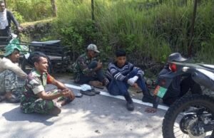 Babinsa Paya Sapa Warga Saat Istirahat dari Bekerja, Momen Santai untuk Ingatkan Bahaya Karhutla