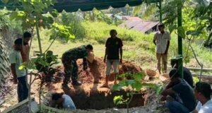 Wujud Kepedulian dan Rasa Empati, Babinsa Balohan Turut Dampingi Prosesi Pemakaman Warganya