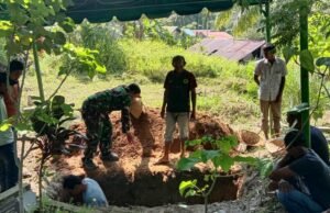 Wujud Kepedulian dan Rasa Empati, Babinsa Balohan Turut Dampingi Prosesi Pemakaman Warganya