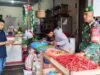 Babinsa Cot Ba’U Cek Harga Sembako, Pastikan Kebutuhan Warga Tetap Terjangkau