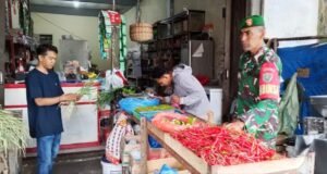 Babinsa Cot Ba’U Cek Harga Sembako, Pastikan Kebutuhan Warga Tetap Terjangkau